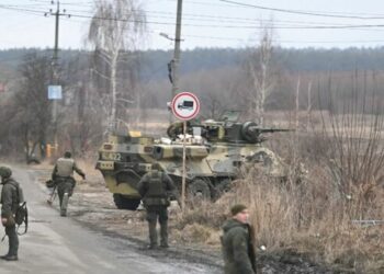 Ukrainian troops take to streets of Kiev; gunfire, blasts heard in city centre