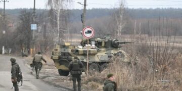 Ukrainian troops take to streets of Kiev; gunfire, blasts heard in city centre