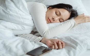 Study reveals why 7 hours of sleep is optimal in middle age