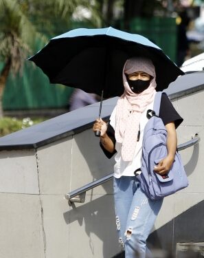 Delhi witnesses another hot day