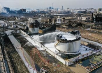 Residents urged to shelter after chemical leak in US plant
