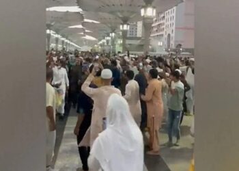 Pak pilgrims in Medina heckle Ministers against Imran’s ouster