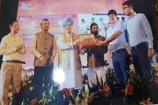 Union Minister Hardeep Puri felicitates Fin deptt for infra dev