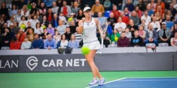 Billie Jean King Cup: World No 1 Swiatek steers Poland into finals