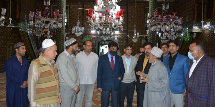 CS visits Jamia Masjid, other Shrines in Srinagar; Reviews arrangements