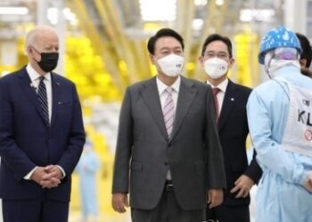 Joe Biden tours Samsung chip plant in S.Korea amid supply chain woes