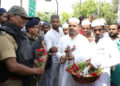 Lucknow cops offer roses to all namazis on Friday prayers