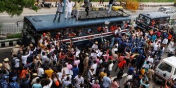 Delhi BJP protests against AAP govt’s new liquor policy