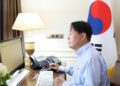 Pic of S.Korean Prez staring at blank computer screen raises eyebrows