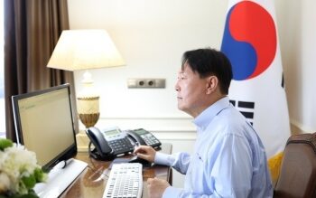 Pic of S.Korean Prez staring at blank computer screen raises eyebrows