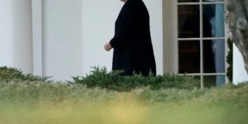 Trump flushed ripped-up papers down toilet: Report