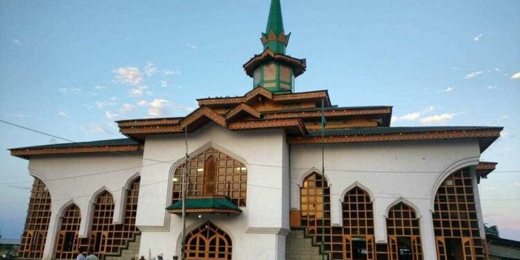 Div Com reviews infrastructural development at Chrar-e-Sharief shrine