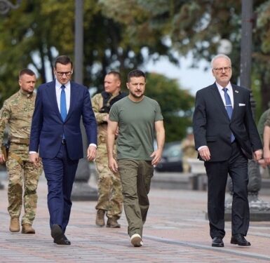 Zelensky meets Latvian President, Polish PM