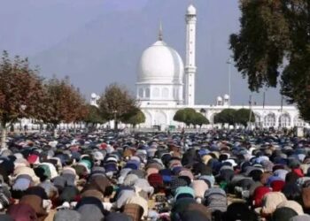 One lakh devotees throng Hazratbal shrine on Friday following Eid-Milad-un-Nabi (PBUH)