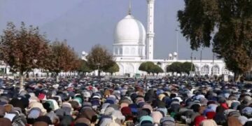 One lakh devotees throng Hazratbal shrine on Friday following Eid-Milad-un-Nabi (PBUH)