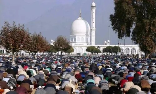 One lakh devotees throng Hazratbal shrine on Friday following Eid-Milad-un-Nabi (PBUH)