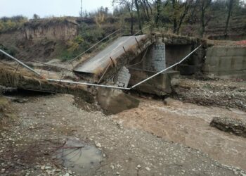 Vital bridge collapses in Shopian