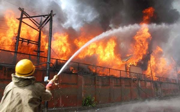 Braving intense cold, fire fighters spend night under open sky in Habba Kadal’s Gadood Bagh