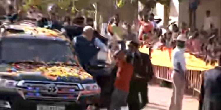 Man jumps security cordon, tries to garland PM Modi in Hubballi