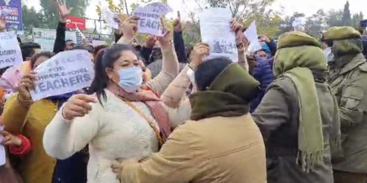 Police resorts to lathi-charge to disperse protesting ReK teachers in Jammu