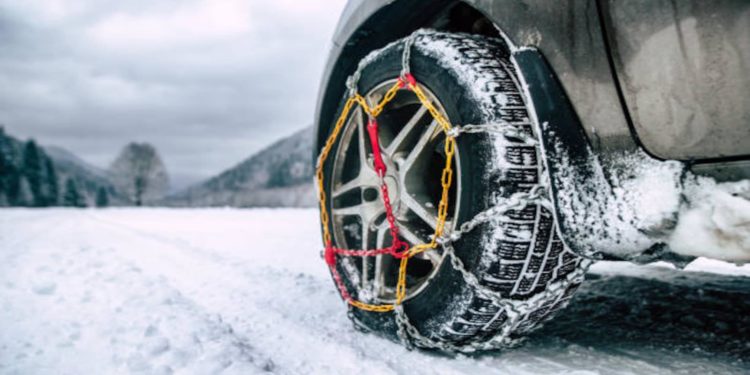 Ladakh admin makes anti-skid chains mandatory for vehicles plying on snow-covered roads