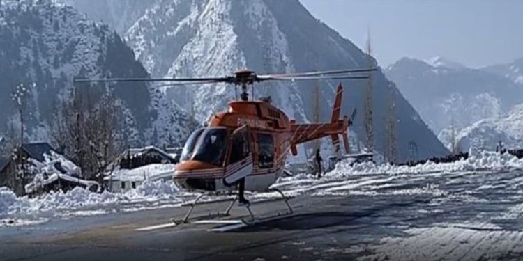 Families, locals hail admin for escorting relatives’ bodies to snowbound Karnah, Tanghdar villages