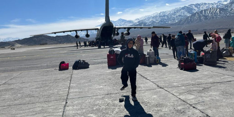 275 stranded passengers airlifted between J-K and Ladakh
