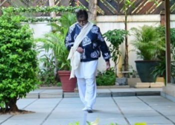 Big B does namaste to fans in ‘homemade sling’ outside his home