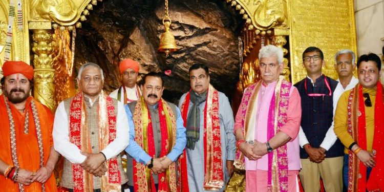 Three union ministers, LG pay obeisance at Vaishno Devi shrine