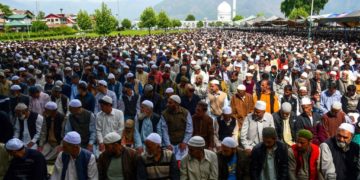 Thousands converge at Hazratbal shrine as J&K observe Jumma-tul-Vida with zeal