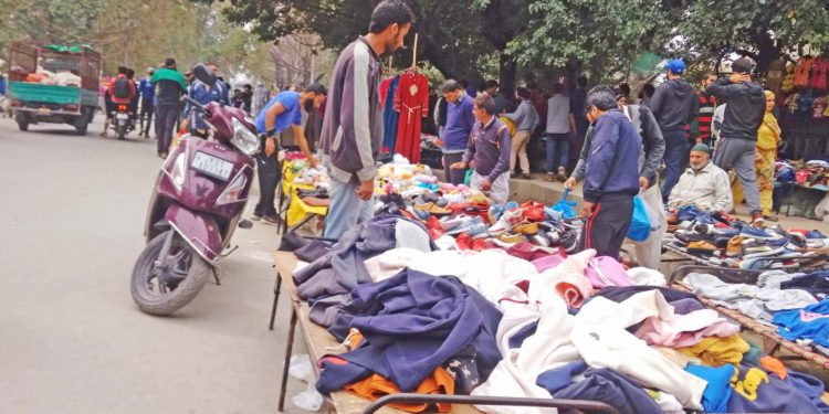 Srinagar’s flea market witnesses huge rush