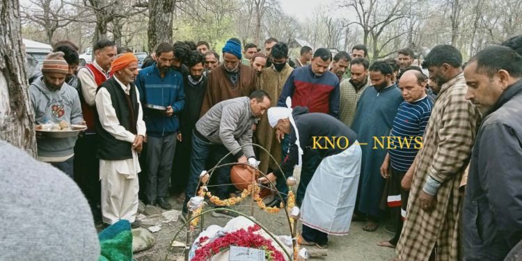 Muslims help perform last rites of Hindu man in Kulgam