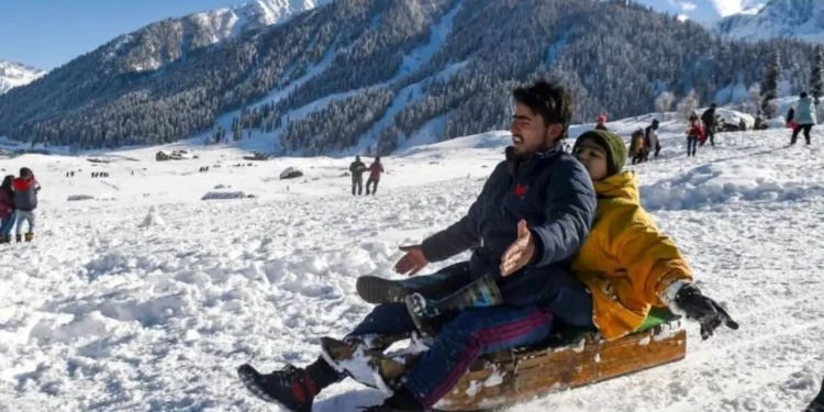 Tourists throng Kashmir to enjoy snow and sunshine