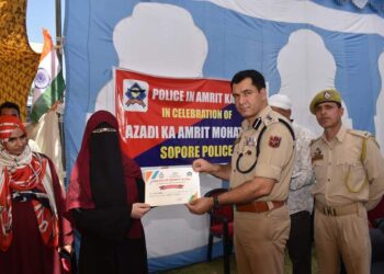Sopore Police under the theme ‘Police in Amrit Kall’ in connection with celebration of ‘Azadi Ka Amrit Mohatsav’ organises awareness programme for students at DPL Sopore.