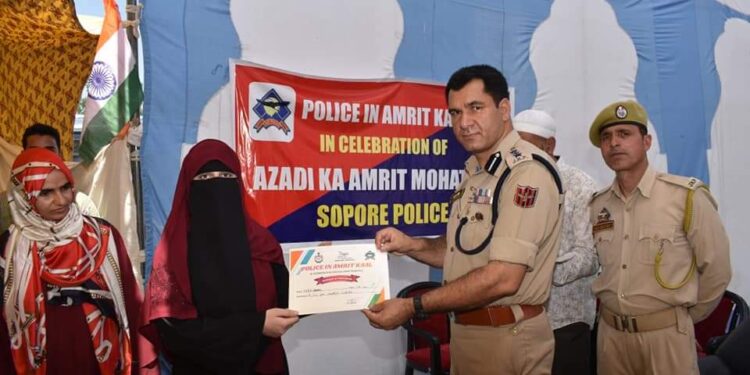 Sopore Police under the theme ‘Police in Amrit Kall’ in connection with celebration of ‘Azadi Ka Amrit Mohatsav’ organises awareness programme for students at DPL Sopore.