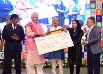 LG Sinha felicitates award winning Teachers, extends greeting on Teachers Day
