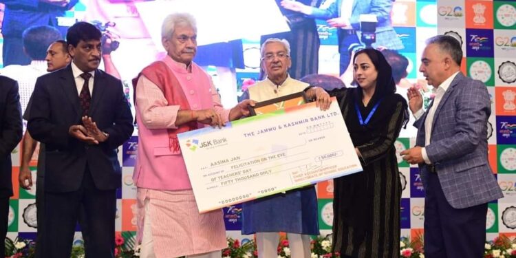 LG Sinha felicitates award winning Teachers, extends greeting on Teachers Day