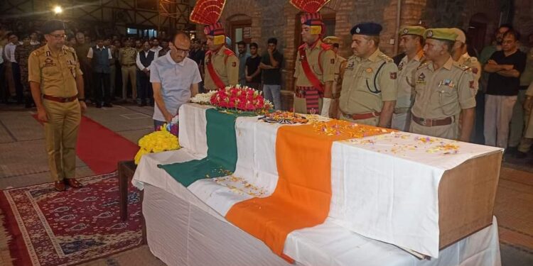 Anantnag encounter: Amid moist eyes, former senior cop gives last salute to his slain DySP son