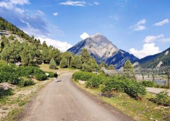 Even in autumn, Tourists continue to date with Gurez Valley