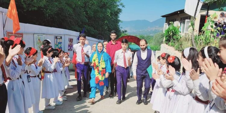 AGS Bandipora felicitates Principal for winning National Award at Jaipur