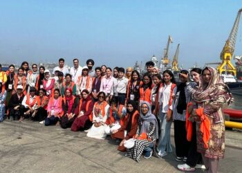 COLLEGE ON WHEELS-DAY- 5: J&K students visit Mumbai Naval Base, Dockyard; witness maritime wonders  Contingent visits historic Gateway of India