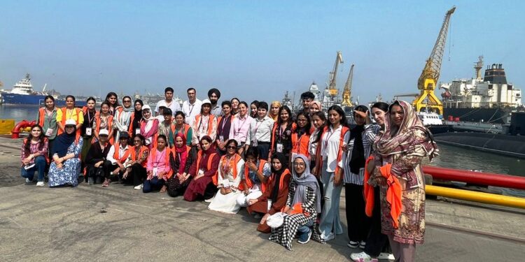 COLLEGE ON WHEELS-DAY- 5: J&K students visit Mumbai Naval Base, Dockyard; witness maritime wonders  Contingent visits historic Gateway of India