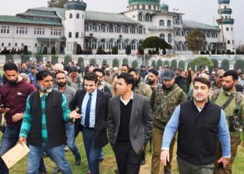 Div Com visits Jinab Sahab Soura; inspects developmental requirements of Shrine, Mosque & Locality