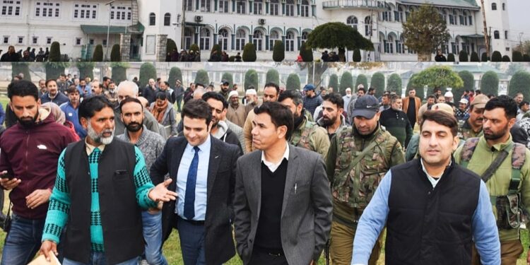Div Com visits Jinab Sahab Soura; inspects developmental requirements of Shrine, Mosque & Locality