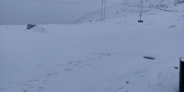 Bandipora-Gurez road closed after snowfall at Razdan Top