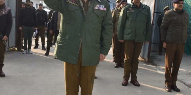 IGP Kashmir visits Baramulla & Sopore, takes stock of security scenario
