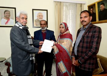 LG’s Mulaqaat: Lt Governor directs officials for effective, efficient and speedy action on complaints and concerns of citizens