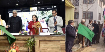 Union Minister flags off vehicles from Srinagar, Gandhinagar under ‘One Nation One Pass  System’