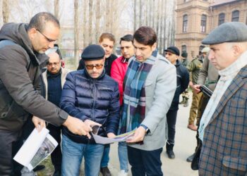 DC Srinagar conducts whirlwind tour of the City; inspects ongoing developmental works for Darish Kadal Bridge, Development of Footpath near Aiwa Bridge