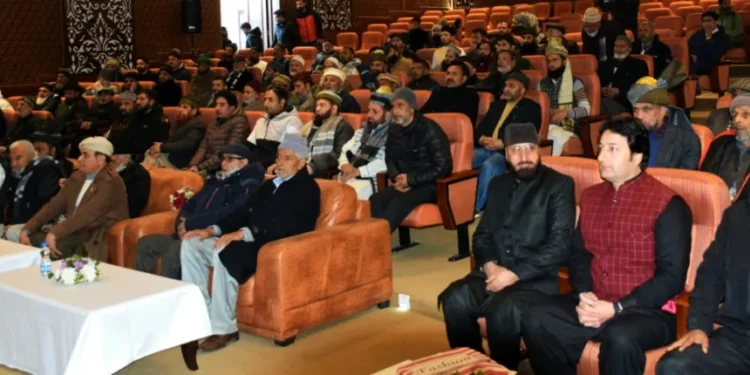 LG interacts with 160-member delegation of Pahari Community from Kashmir